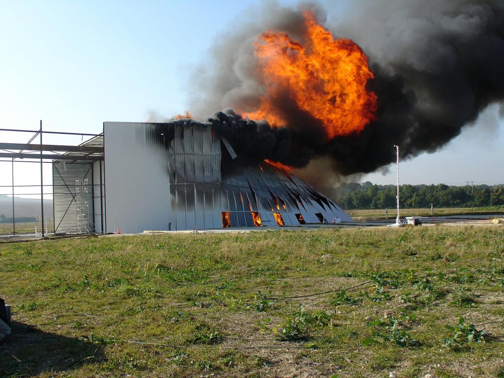 Projet_FLUMILOG_essai_en_grand_d_incendie_c_entrepot_7.JPG