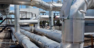 Grosses canalisations dans une usine