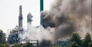 Usine en flammes