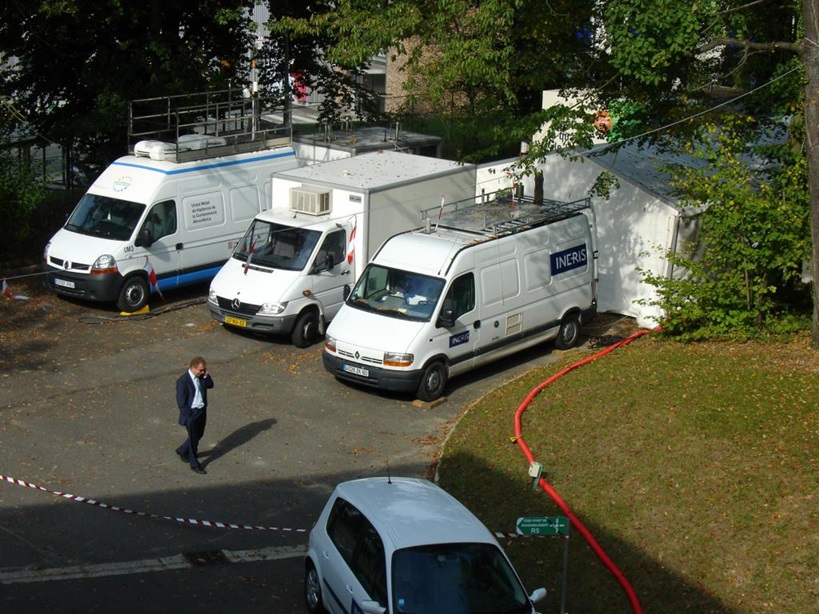 photo montrant 3 camions laboratoire en train de participer à une CIL