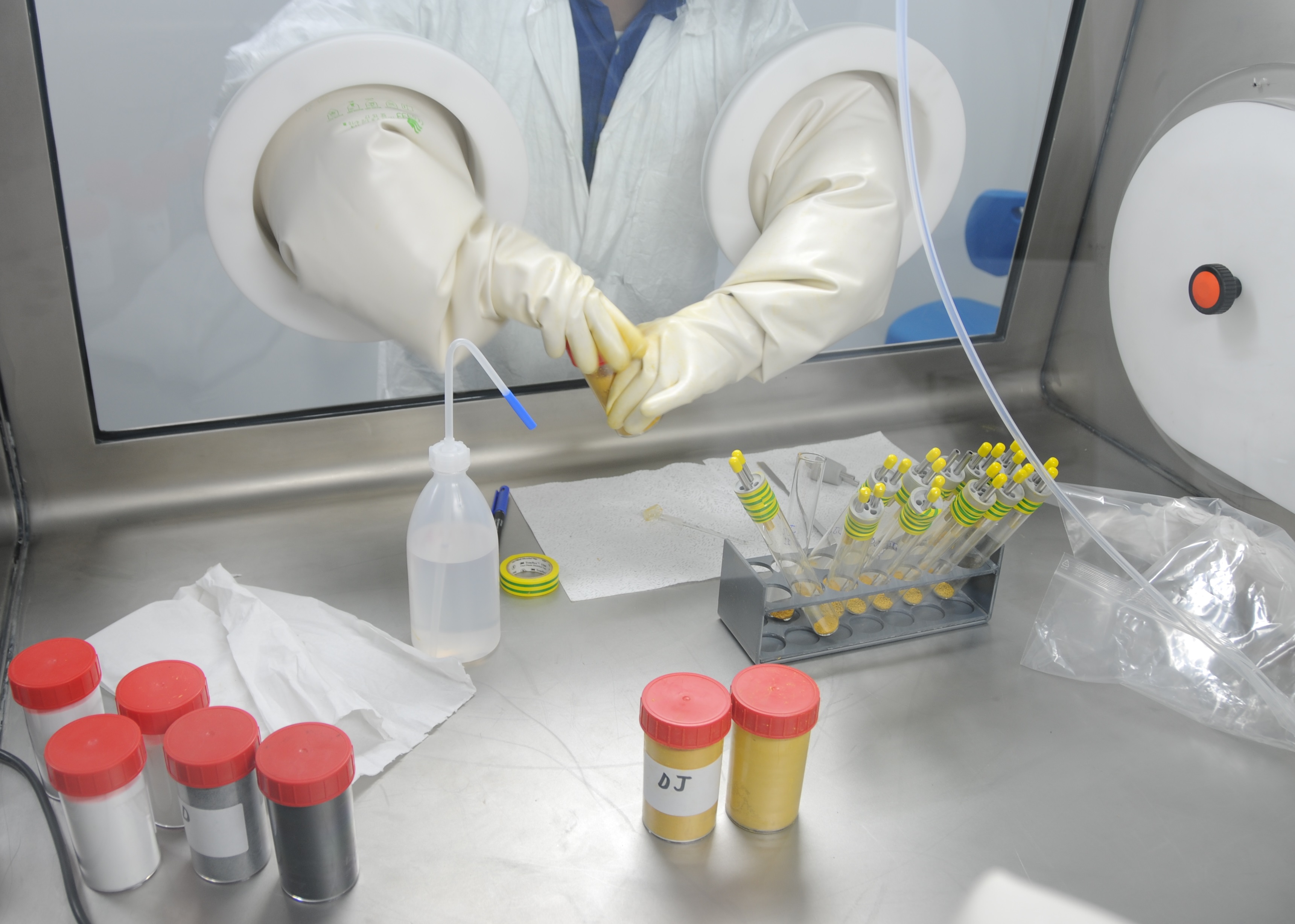 Technicien manipulant des nanos dans une boite à gants