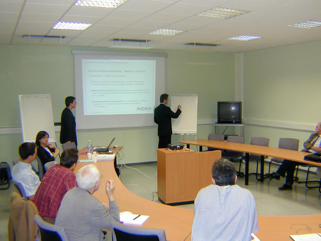 Personnes en train de suivre une formation