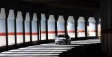 Voiture en trai de rouler dans un tunnel