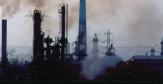 Cheminées d'usine émettant des fumées
