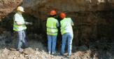 Groupe de 3 experts en train d'étudier les traces de pollution dans le sol
