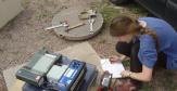 Jeune fille en train de mesurer les gaz du sous-sol