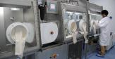 Technicien manipulant des nanomatériaux en boite à gants sur la plateforme S-NANO de l'INERIS