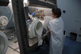 Au sein d'un laboratoire une personne réalise une manipulation dans une boite à gants