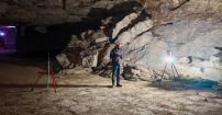 Un expert de l'Ineris inspecte une cavité souterraine à l'aine du nouveau scanner-laser 3D