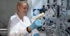 Toxicologue en train d'effectuer un essai
