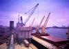 Quai de déchargement des containers dans un port