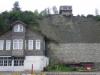 Glissement de terrain - maison menaçant de tomber sur une une autre maison placer en bas de la coline