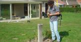 Expert de l'Ineris effectuant dans un jardin un levé précis de terrain par GPS différentiel
