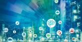 Représentation des interactions informatiques au sein d'une usine. Visuel montrant, au premier plan, des pictogrammes liés à l'activité d'une industrie, et au second plan une usine styliséeune industrie 
