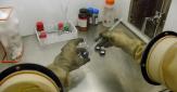 Pesée de nanotubes de carbone sous boite à gants sécurisé